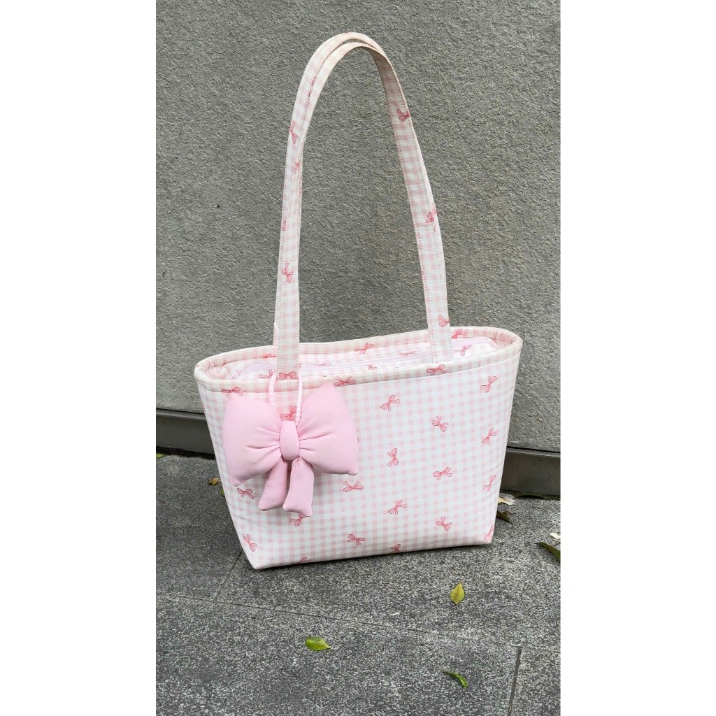 Charm nơ chần bông Pastelish, dùng để cài túi xách, balo. Charm dạng nơ vải xốp, chần bông mịn bên trong. Kèm móc khóa h