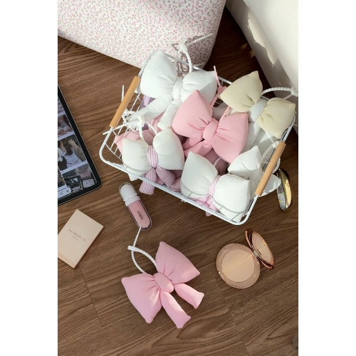 Charm nơ chần bông Pastelish, dùng để cài túi xách, balo. Charm dạng nơ vải xốp, chần bông mịn bên trong. Kèm móc khóa h