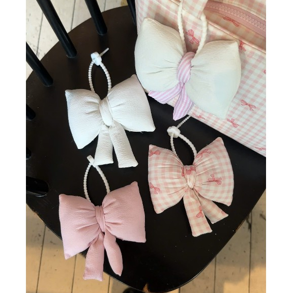 Charm nơ chần bông Pastelish, dùng để cài túi xách, balo. Charm dạng nơ vải xốp, chần bông mịn bên trong. Kèm móc khóa h