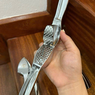 Dụng cụ ép tỏi rất nhanh chóng, tiện lợi, an toàn và dễ sử dụng