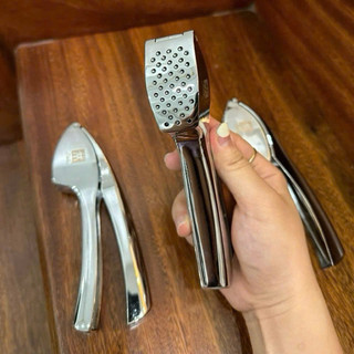 Dụng cụ ép tỏi rất nhanh chóng, tiện lợi, an toàn và dễ sử dụng