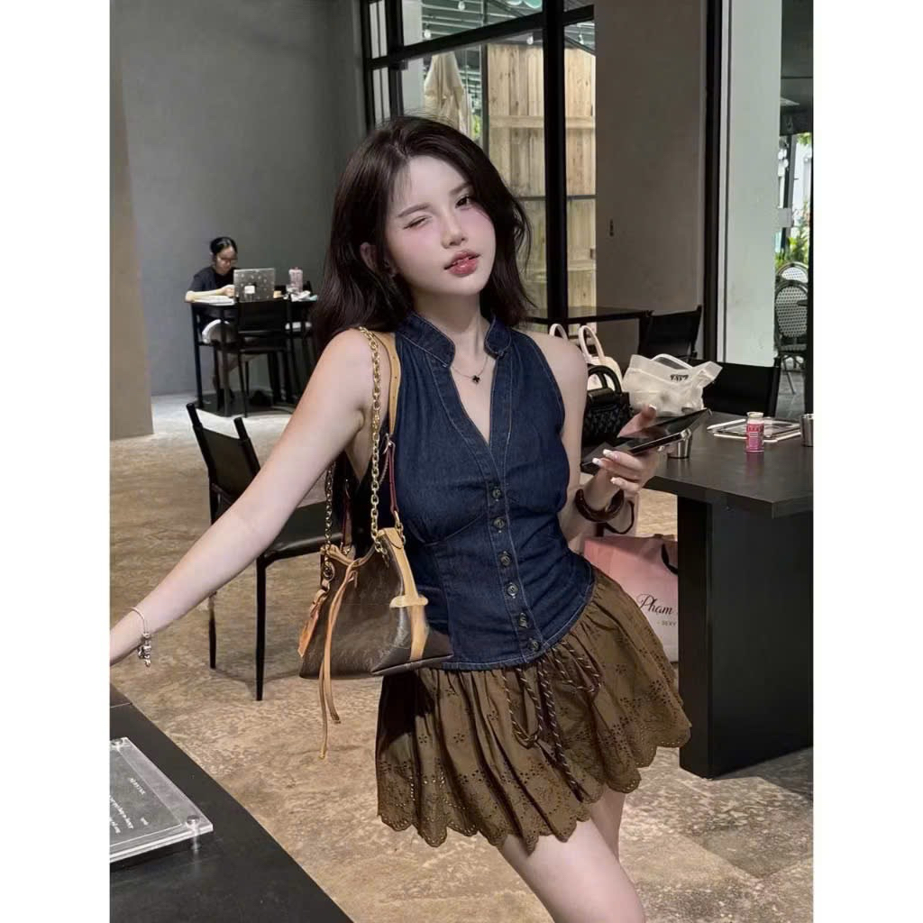 L342- sét váy jean kiểu, áo jean lụa cổ yếm đính nút sát nách phối váy bò vải Xô ren hoa lỗ dáng ngắn (38-55kg)
