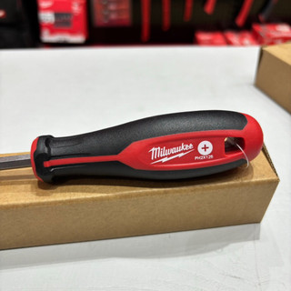 Tua vít 3 ke đầu từ tính Milwaukee PH2 x 125 4932471788 chính hãng, tay cầm thoải mái, chống trượt