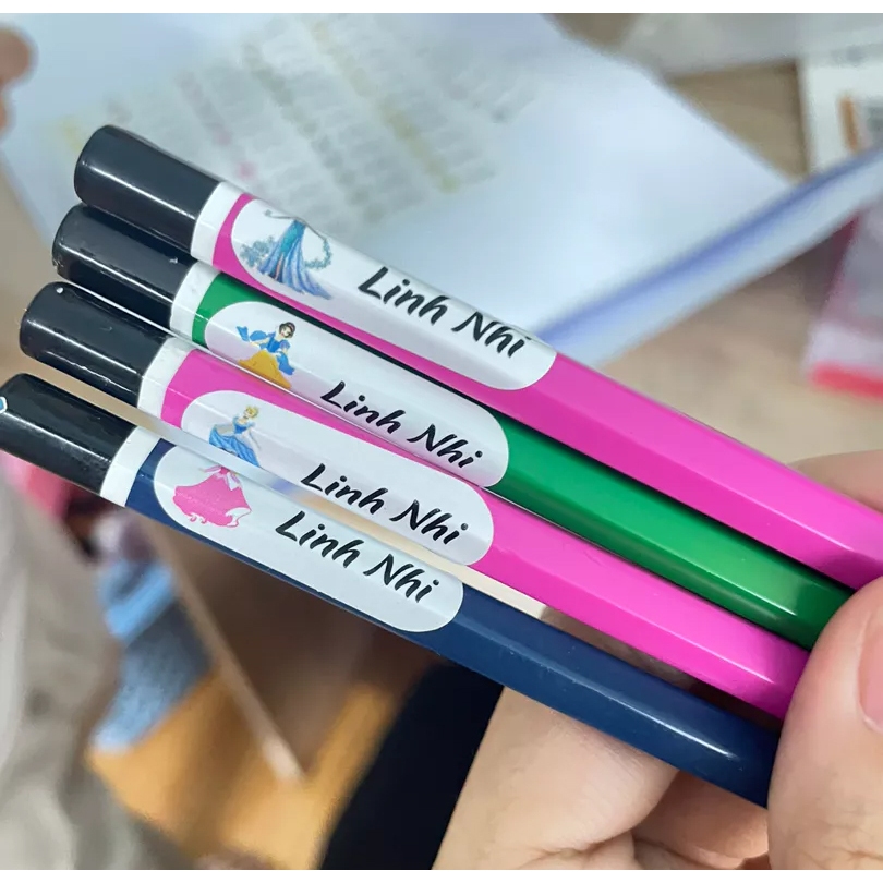 Sticker in Tên Bé dán lên đồ dùng cá nhân học tập của bé yêu nhà bạn chất liệu UV DTF Decal nhựa chống nước