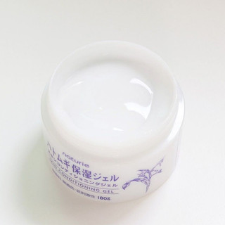 Gel Dưỡng Ẩm Da Chiết Xuất Từ Hạt Cây Ý Dĩ Hatomugi Skin Conditioning Gel (180g)
