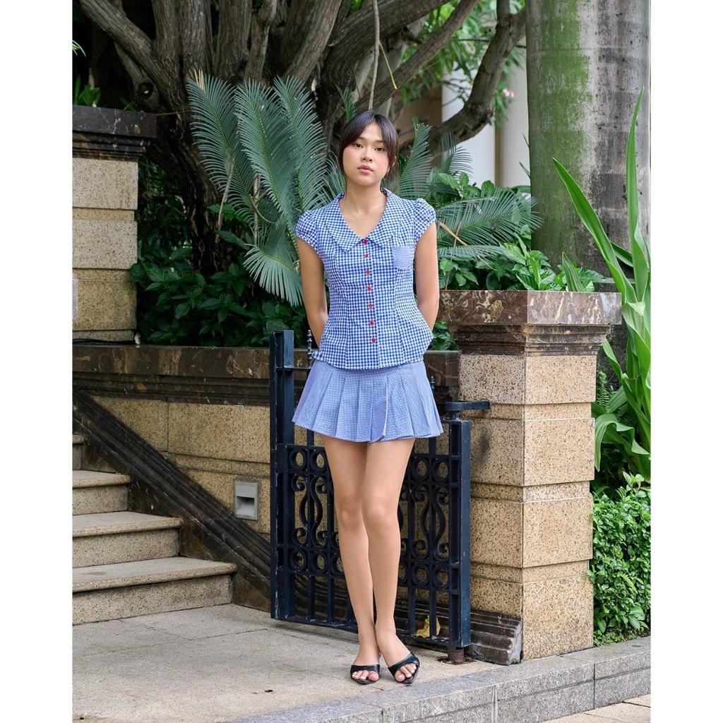 TheBlueTshirt - Áo kiểu sọc caro dáng ôm cổ lá sen tay ngắn nút đỏ nổi bật cho nữ - Ruby Top