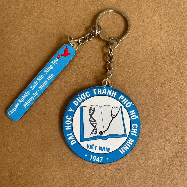 Móc Khoá Trường Đại Học, Móc Khoá Logo Trường Đại Học Kèm Slogan Bùa Thi Đỗ In 2 Mặt Mica Dùng Làm Quà Tặng - SakuMai