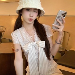Áo sơ mi nữ babydoll ngắn tay chất voan cổ tim nơ bản to kẻ sọc màu trắng xanh VANISA SMS565