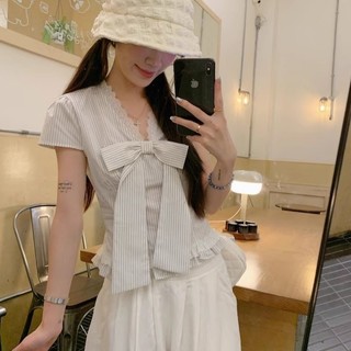 Áo sơ mi nữ babydoll ngắn tay chất voan cổ tim nơ bản to kẻ sọc màu trắng xanh VANISA SMS565