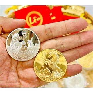 Quà tặng Tết sang chảnh : Combo 2 đồng xu hình Ngựa từ Úc vàng bạc - đi cùng túi gấm đỏ - Quà Tết 2026