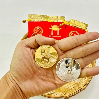 Quà tặng Tết sang chảnh : Combo 2 đồng xu hình Ngựa từ Úc vàng bạc - đi cùng túi gấm đỏ - Quà Tết 2026