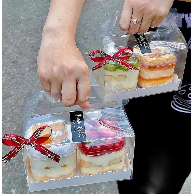 Combo 10 Hộp mica sz 16 cm quai xách đựng 2 cốc , bánh cuộn, bánh bông lan, hũ yến kèm đế trắng