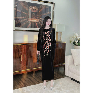 Váy nhung dài tay cổ tròn thêu hoa đào dây dáng xuông