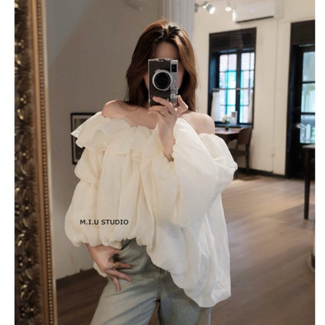 MIU.STUDIO• “Dara Top” Áo trễ vai voan tơ nhật thiết kế tay tầng xoè bồng điệu đà tiểu thư,chất tơ mềm nhẹ nhàng cao cấp