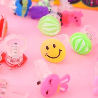 Nhẫn phát sáng tong bóng tối tặng kèm pin nhiều màu nhiều mẫu cute cho bé HT Toys