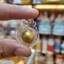 Mặt Dây Chuyền Lukom Vật Phẩm Trang Trí Hình Tròn Màu Vàng Đeo Cổ Hoặc Treo Xe Tiện Lợi 3cm