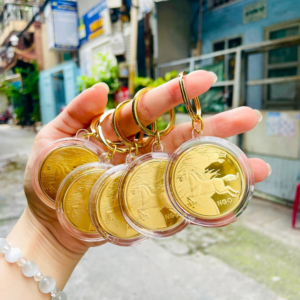 Móc Khóa Xu Hình Con Ngựa Cho Năm Bính Ngọ 2026 Phong thủy may mắn Tết