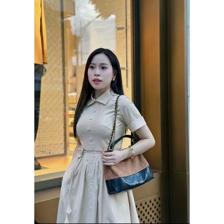 Đầm thiết kế HINSTORE đầm thiết kế kiểu sơ mi bấu ly cũng bọc dáng xòe đính đai hoa 394