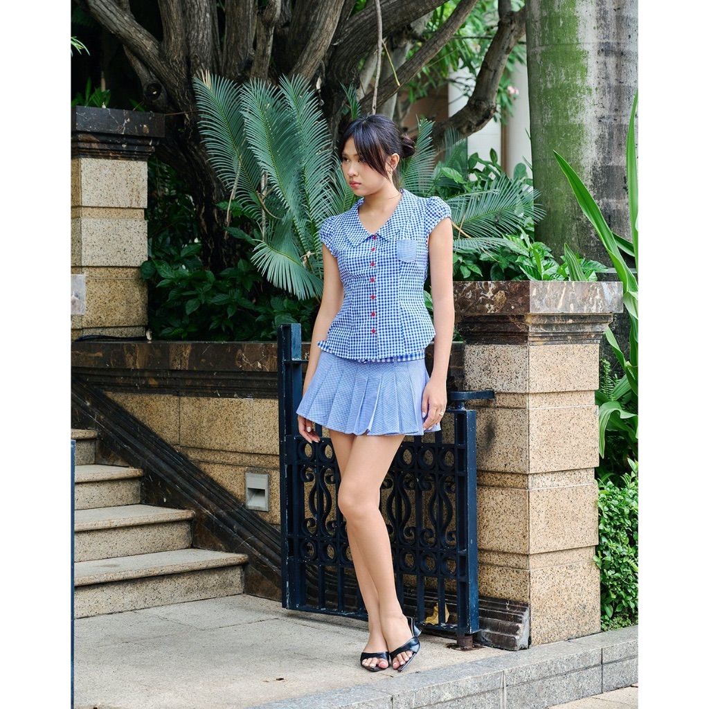 TheBlueTshirt - Áo kiểu sọc caro dáng ôm cổ lá sen tay ngắn nút đỏ nổi bật cho nữ - Ruby Top