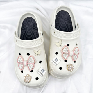 Bộ 8 Sticker, Charm 3D chủ đề Nơ tim lớn nhựa cứng gắn Dép Sục, Cá Sấu Mita JB-384