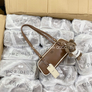 Chio2nd - Túi Trống Ngang Chio Viền Trắng Kèm charm Cún Nâu HS275