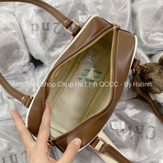 Chio2nd - Túi Trống Ngang Chio Viền Trắng Kèm charm Cún Nâu HS275