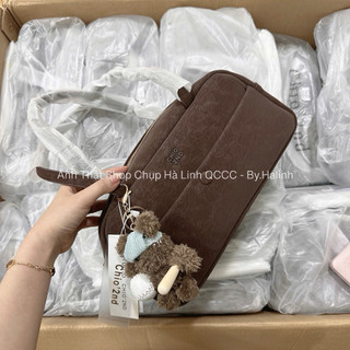 Chio2nd - Túi Kẹp Nách Chio Trống Ngang Da Lộn Kèm Charm Cún Bóng Chày