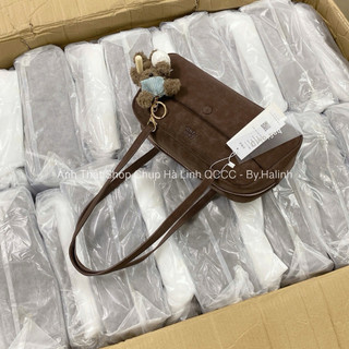 Chio2nd - Túi Kẹp Nách Chio Trống Ngang Da Lộn Kèm Charm Cún Bóng Chày