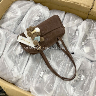 Chio2nd - Túi Kẹp Nách Chio Trống Ngang Da Lộn Kèm Charm Cún Bóng Chày