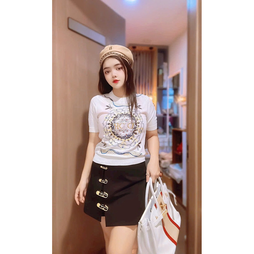 Váy quần ngắn ghim băng đen trắng Versace mix áo croptop
