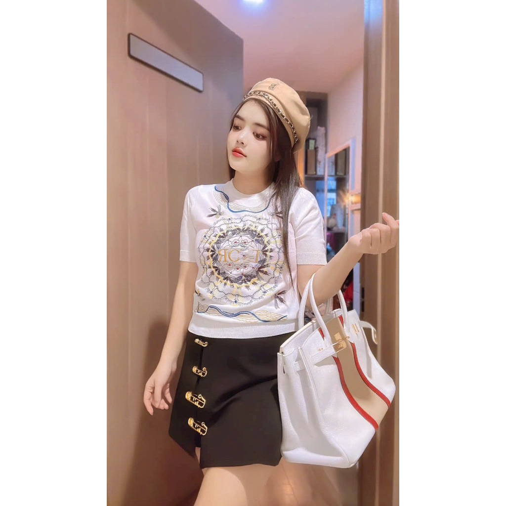 Váy quần ngắn ghim băng đen trắng Versace mix áo croptop