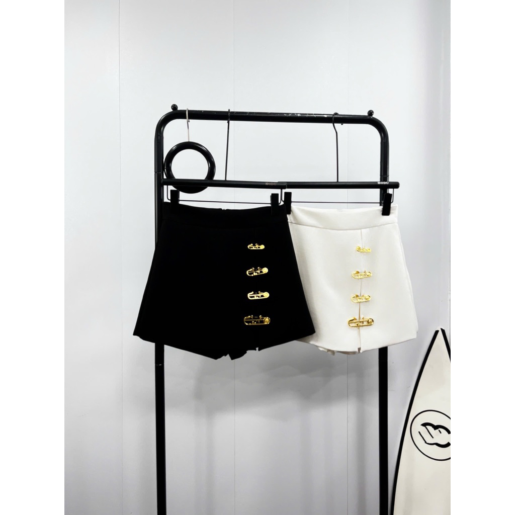 Váy quần ngắn ghim băng đen trắng Versace mix áo croptop