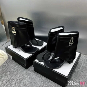 Bốt khoá cạnh xỏ ngón