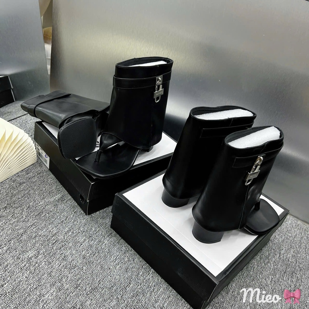 Bốt khoá cạnh xỏ ngón