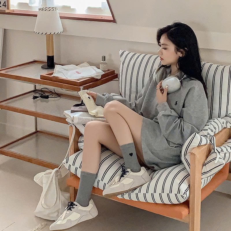 Vớ Tất nữ họa tiết trái tim cổ cao phong cách trẻ trung, năng động.