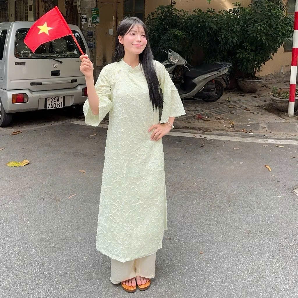 Áo dài tơ Thương Uyển thêu hoa nổi cổ trụ phối cúc bọc kèm quần lụa LABEL AD08