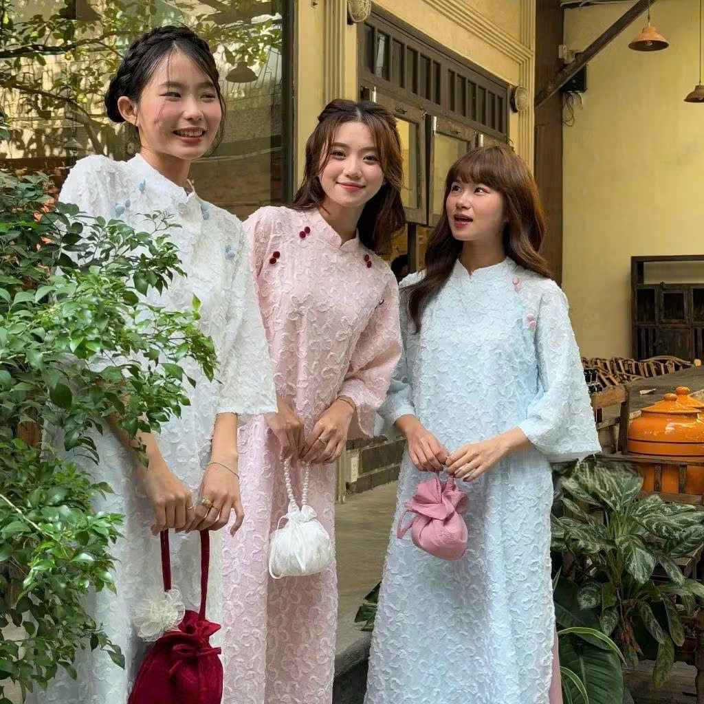 Áo dài tơ Thương Uyển thêu hoa nổi cổ trụ phối cúc bọc kèm quần lụa LABEL AD08
