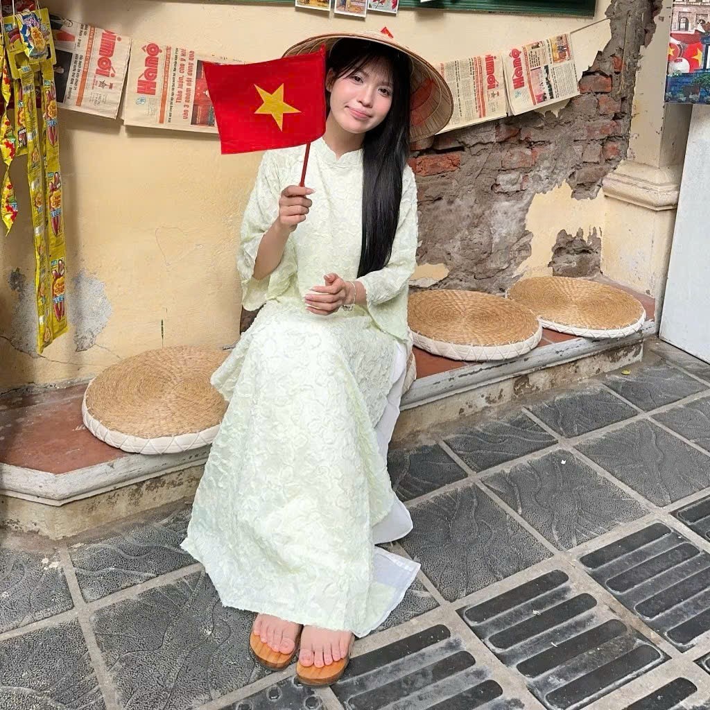 Áo dài tơ Thương Uyển thêu hoa nổi cổ trụ phối cúc bọc kèm quần lụa LABEL AD08