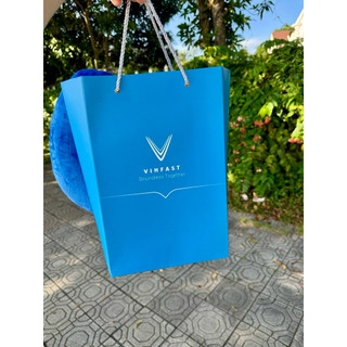Túi giấy đựng quà Vinfast, sang trọng, dày chắc, màu xanh blue thương hiệu. Vinfast souvenir bag