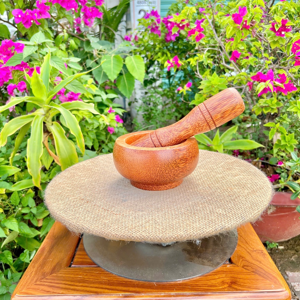 Bộ Cối Chày Gỗ Dừa Nguyên Khối Đâm Tiêu Giã Tỏi Ớt Nghiền Gia Vị Đồ Dùng Nhà Bếp Gọn Nhẹ Chống Mốc Mùi Mỹ Nghệ Kim Tứ Bế