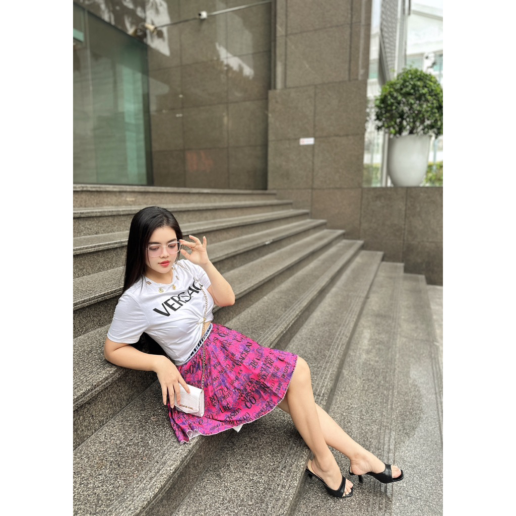 set áo croptop chữ Versace và váy ngắn xinh hè