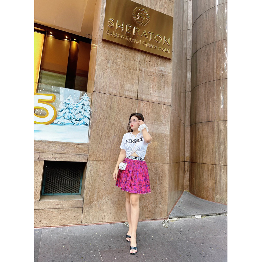 set áo croptop chữ Versace và váy ngắn xinh hè