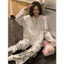 Set bộ đồ nỉ phối cúc in hình Kitty 2 màu nữ. Bộ đồ áo dài tay quần ống suông form rộng dễ thương