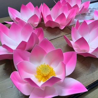 Đầu bông hoa sen khổng lồ chất liệu ngoài trời - Thiết kế độc quyền của Học viện Sao Băng