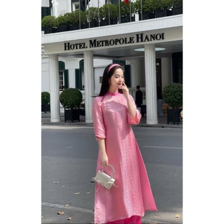 Áo dài gấm hoa – sang trọng, kiêu sa, chẳng lo lỗi mốt. 🌸 Nàng mặc áo dài gấm hoa, duyên dáng đến nao lòng.