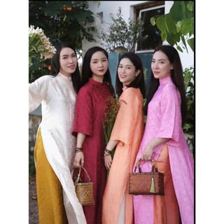 Áo dài gấm hoa – sang trọng, kiêu sa, chẳng lo lỗi mốt. 🌸 Nàng mặc áo dài gấm hoa, duyên dáng đến nao lòng.