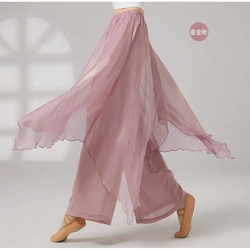 Quần múa cổ trang với thiết kế ống rộng, mềm mại, chất vải nhẹ nhàng bay bổng
