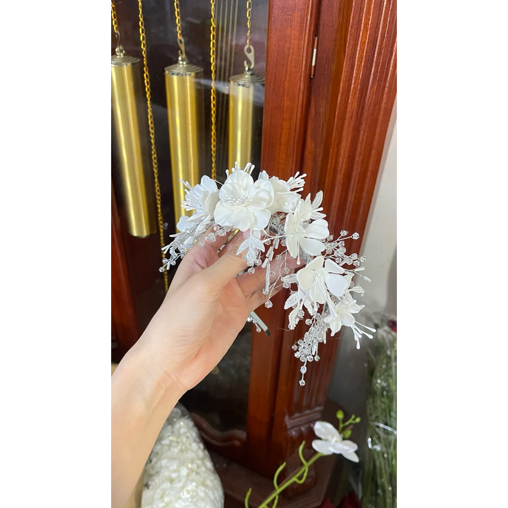 Bờm tóc cô dâu hoa trắng