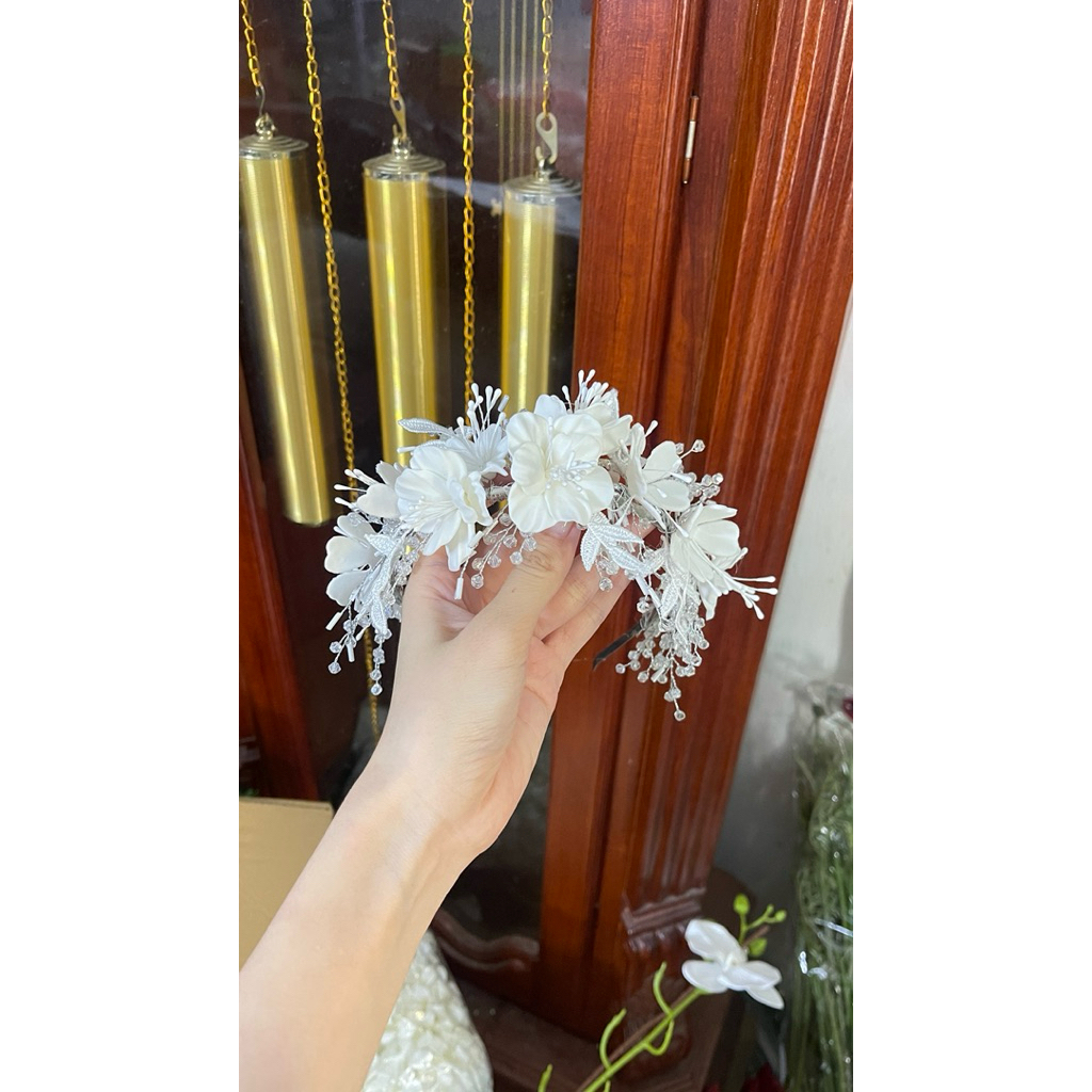 Bờm tóc cô dâu hoa trắng