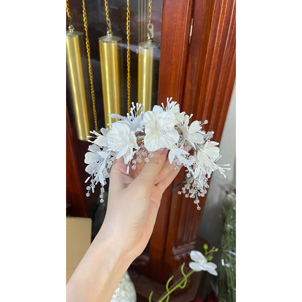 Bờm tóc cô dâu hoa trắng